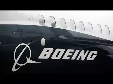 Boeing Fallen-Angel Risk Leads to $25 Billion Cash Plan