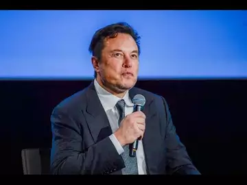 Going Viral: Musk Booed Off Stage