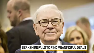 Warren Buffett’s Berkshire Hathaway Posts Record Cash Pile