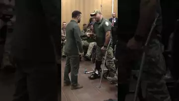 Ukraine’s Zelenskiy visits his own troops in a New York City hospital #politics #shorts