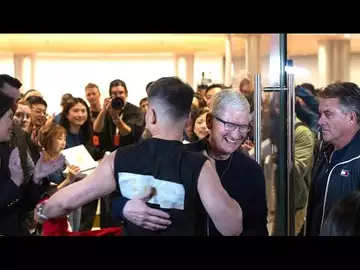 Apple CEO Cook Opens New Shanghai Store